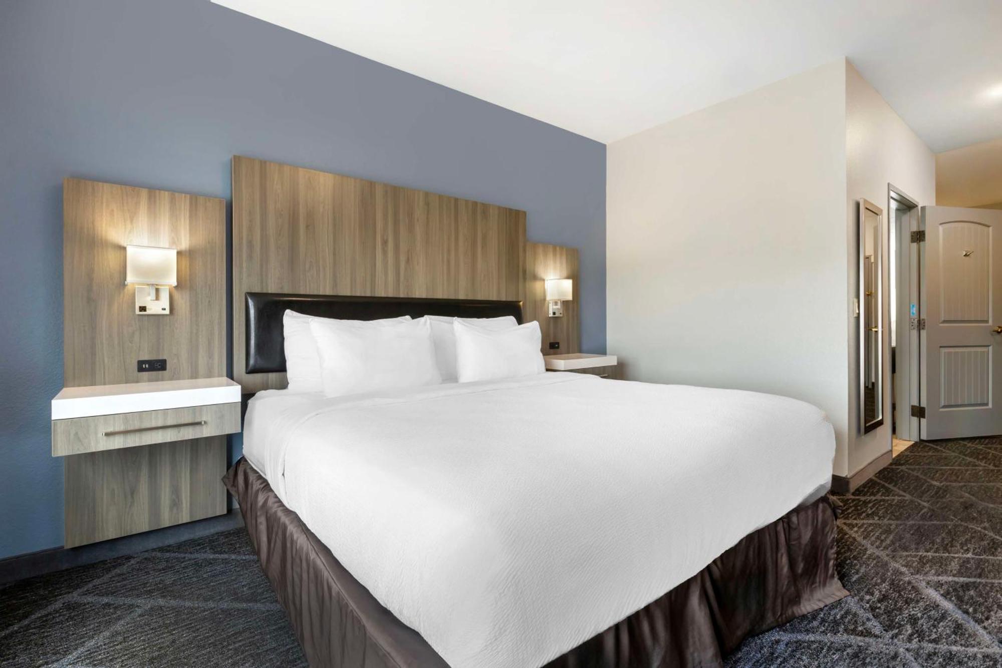 Best Western Plus Appleton Airport Mall Hotel Exterior photo