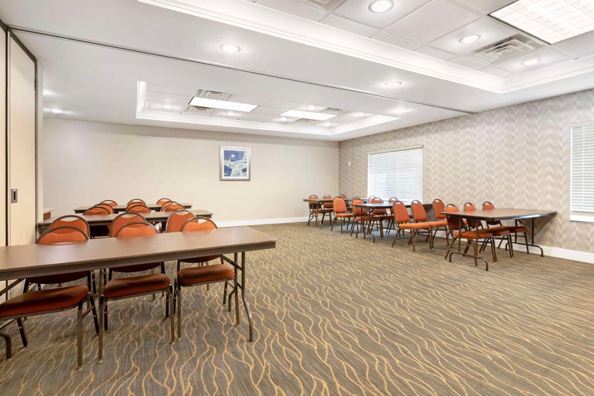 Best Western Plus Appleton Airport Mall Hotel Exterior photo