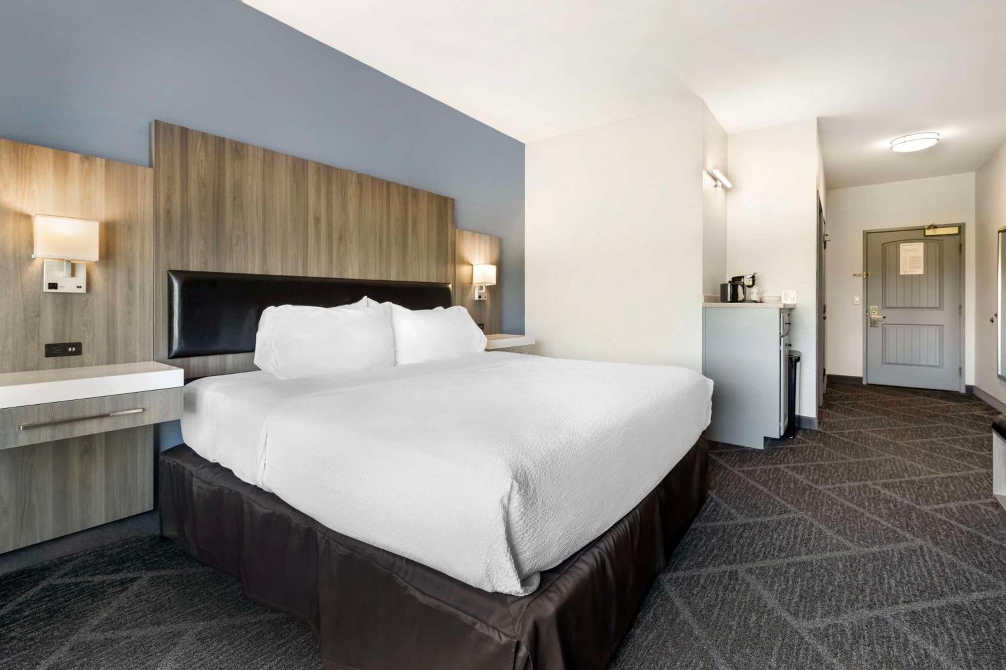 Best Western Plus Appleton Airport Mall Hotel Exterior photo