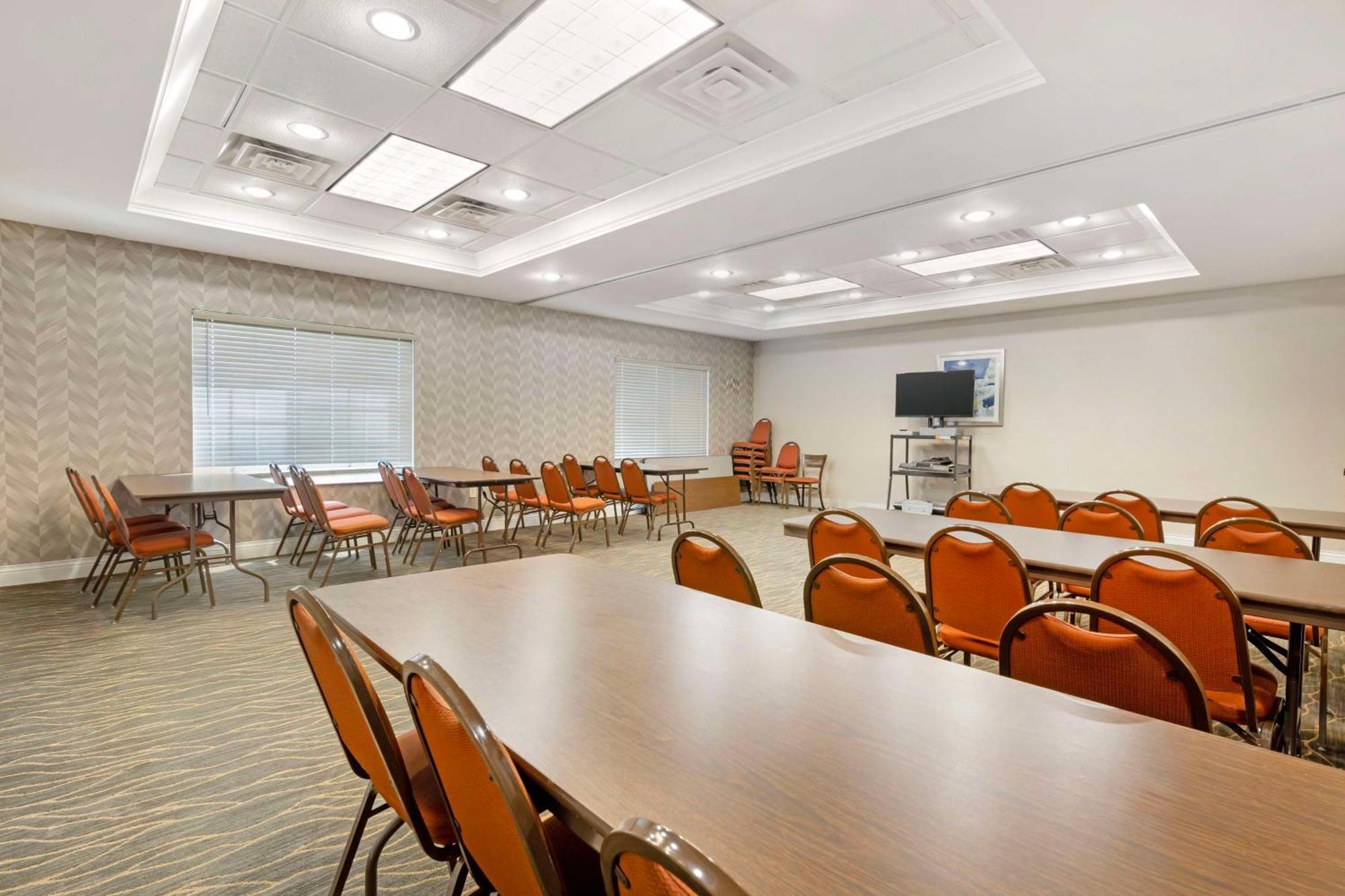 Best Western Plus Appleton Airport Mall Hotel Exterior photo