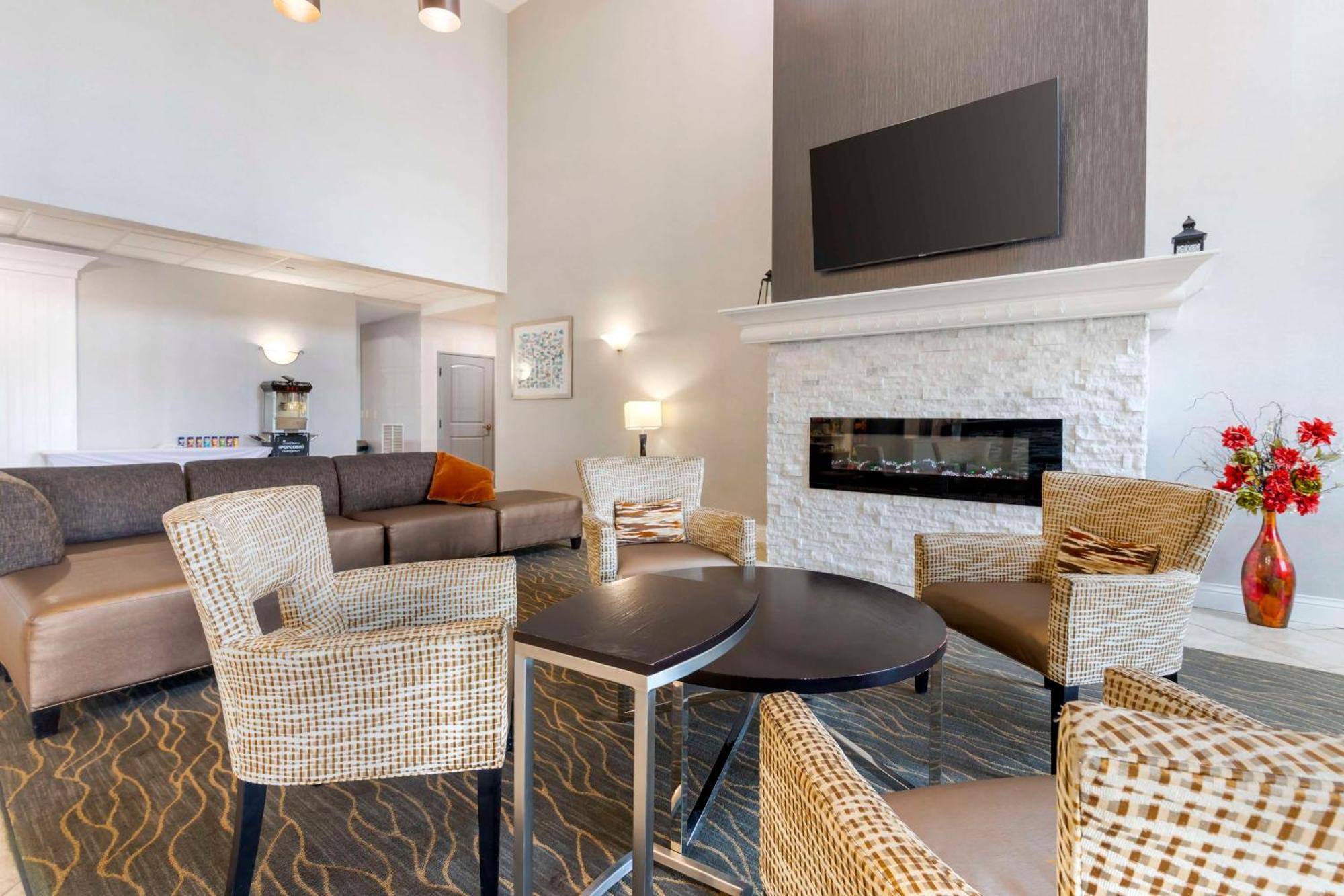 Best Western Plus Appleton Airport Mall Hotel Exterior photo